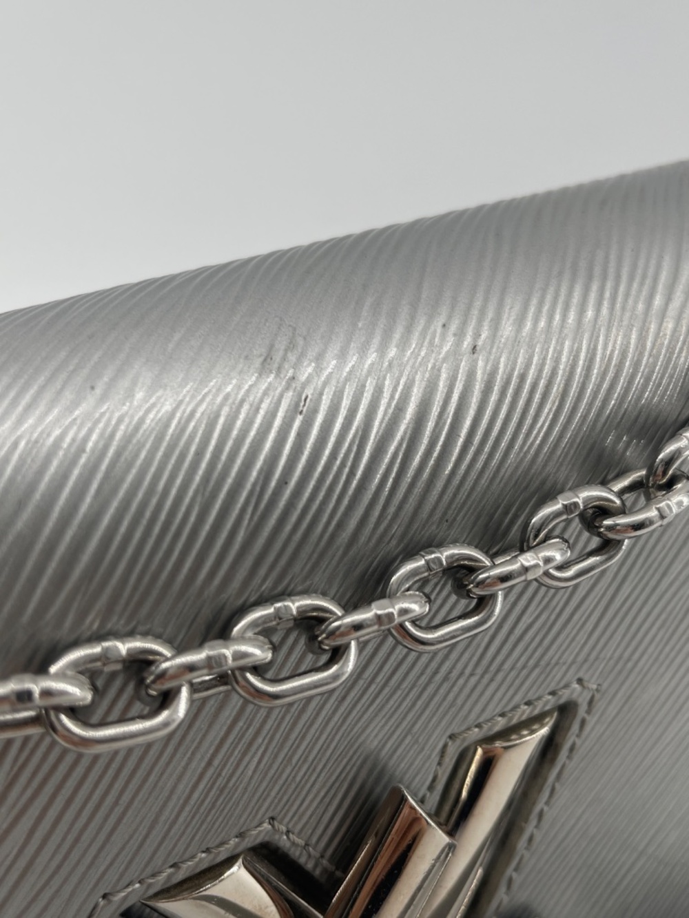 Louis Vuitton Epi Leather Twist MM - Picture 6 of 14